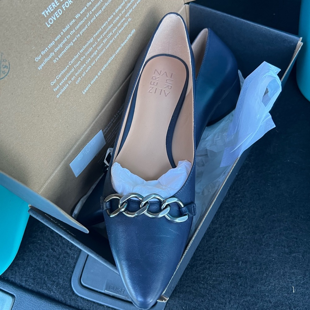 Naturalizes navy work shoes